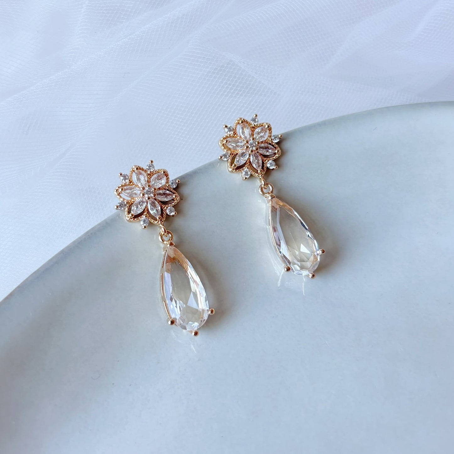 boucles d’oreilles mariage féminines fleur brillante et cristal suspendu