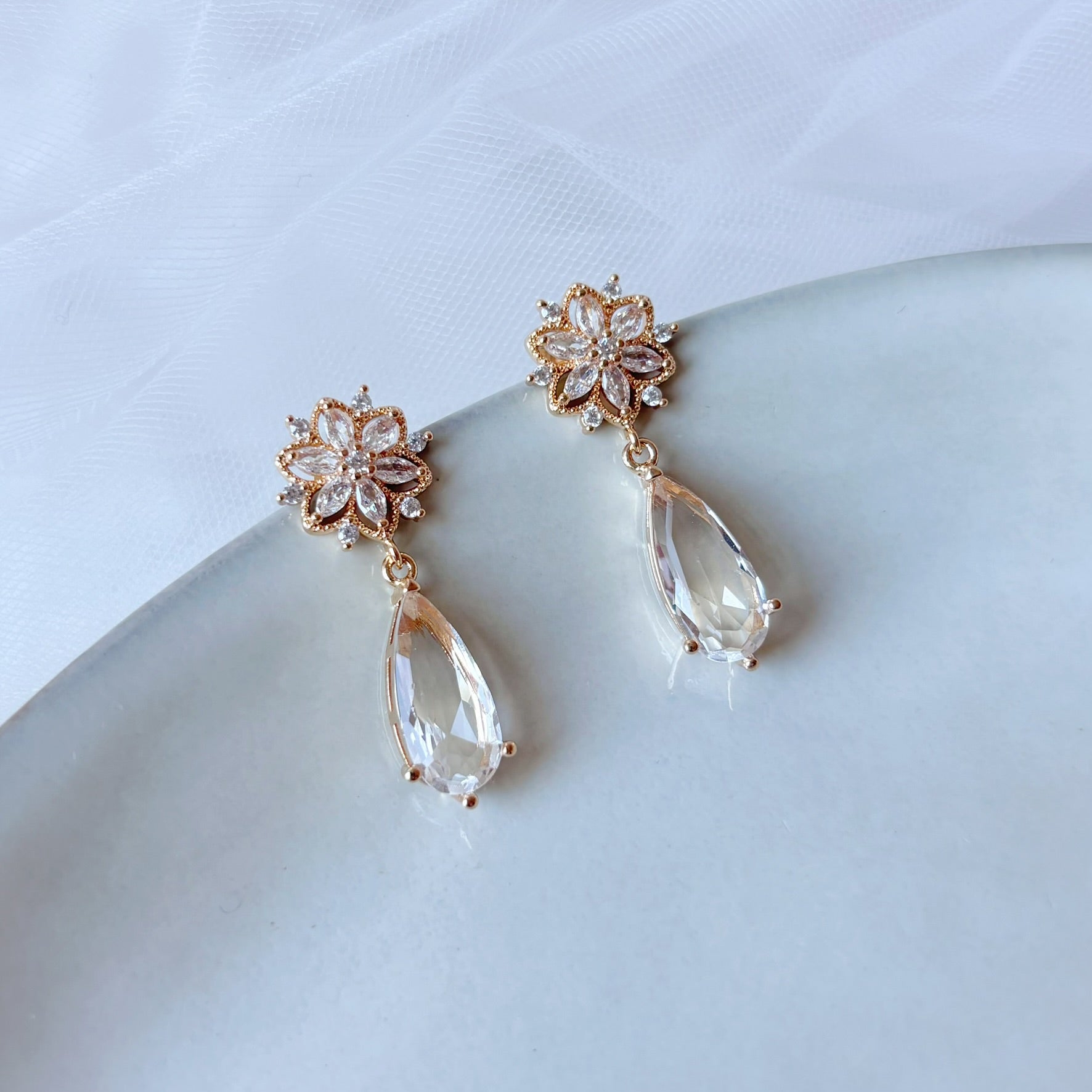 boucles d’oreilles mariage féminines fleur brillante et cristal suspendu