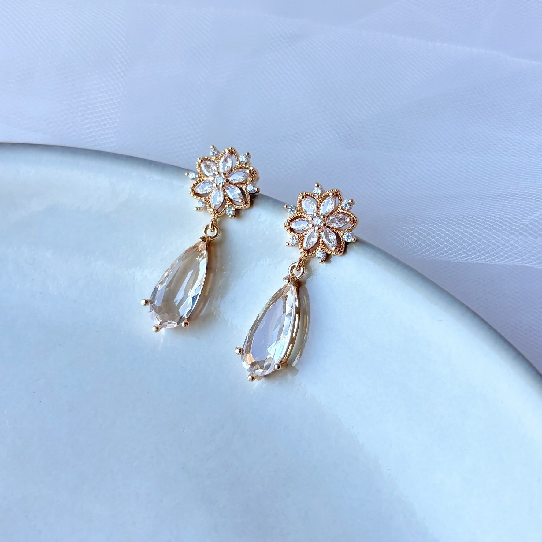 bijoux mariage raffinés avec fleur lumineuse et cristal transparent