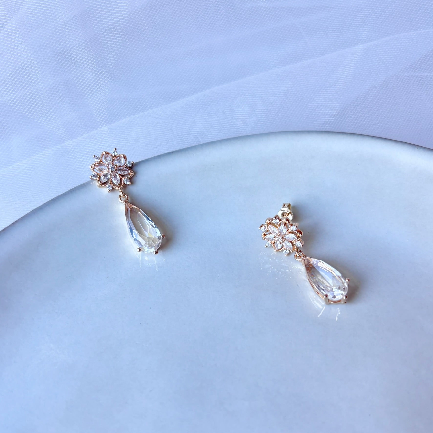 boucles d’oreilles mariée fleur élégante et cristal lumineux