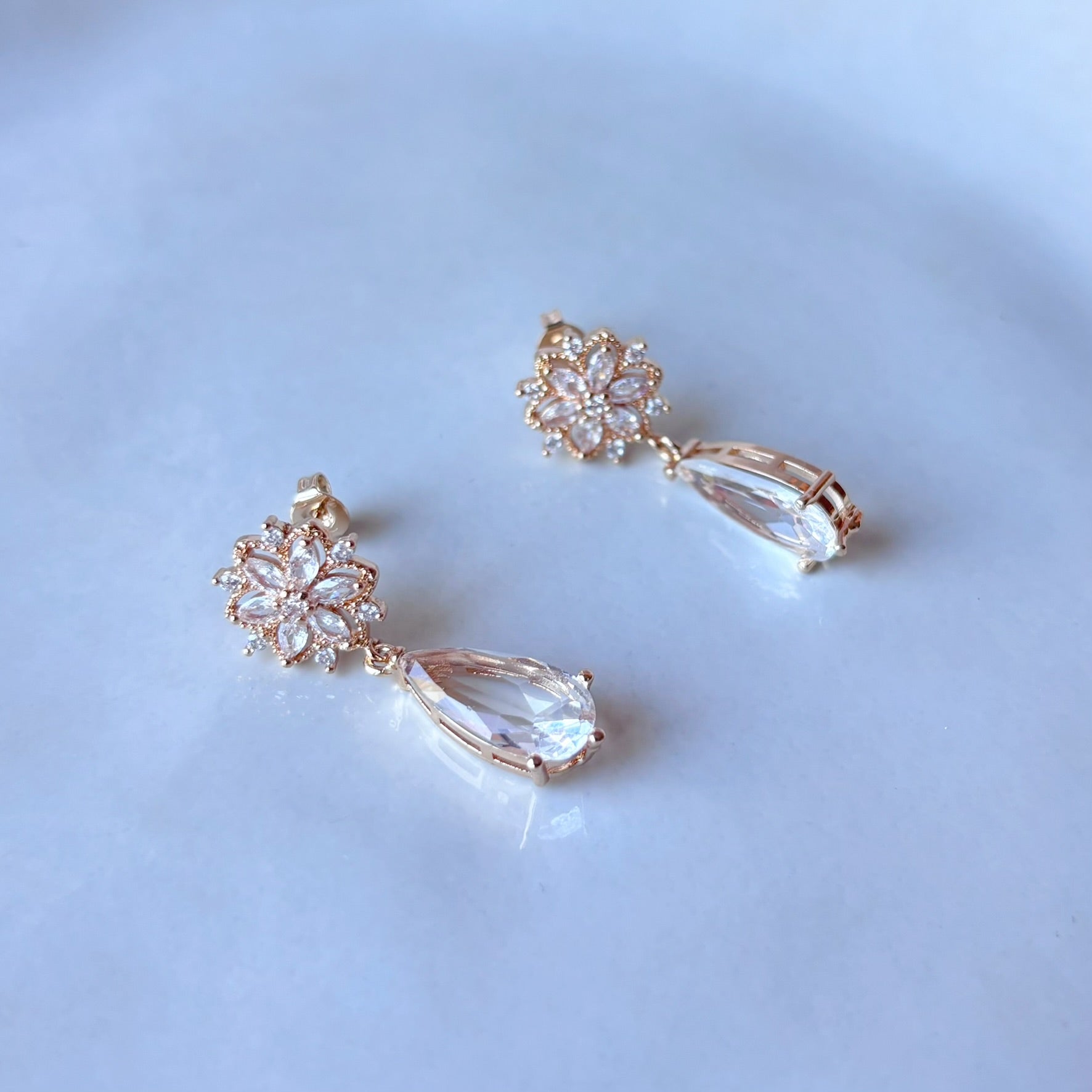 boucles d’oreilles mariage glamour avec fleur scintillante et goutte cristal