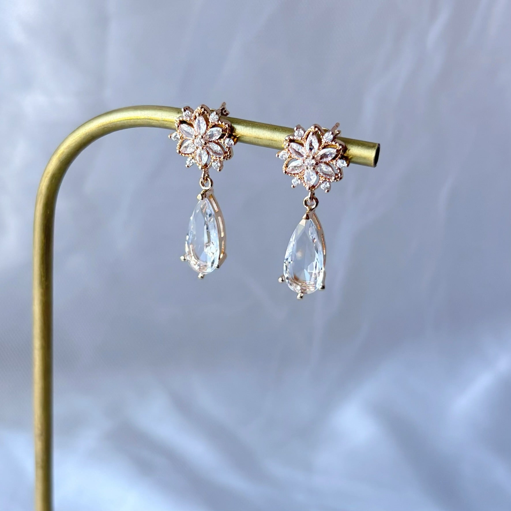 bijoux mariage délicats avec pendentif cristal transparent en goutte