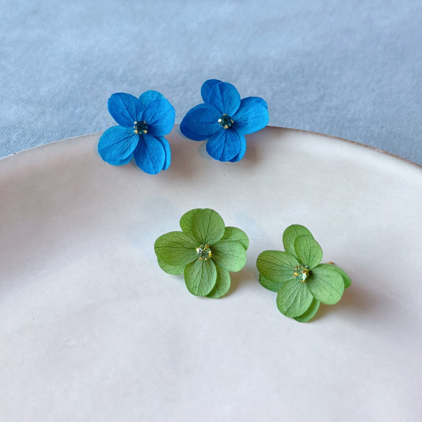 Boucles d’oreilles mariage Hana&Alice, fleurs stabilisées bleu faites main