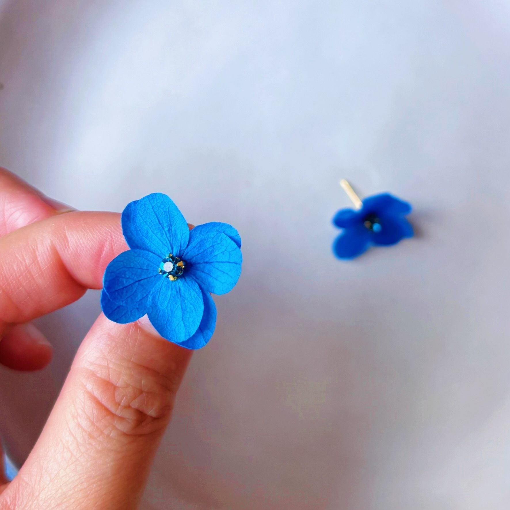 Bijoux demoiselles d’honneur bleu, boucles d’oreilles fleurs stabilisées