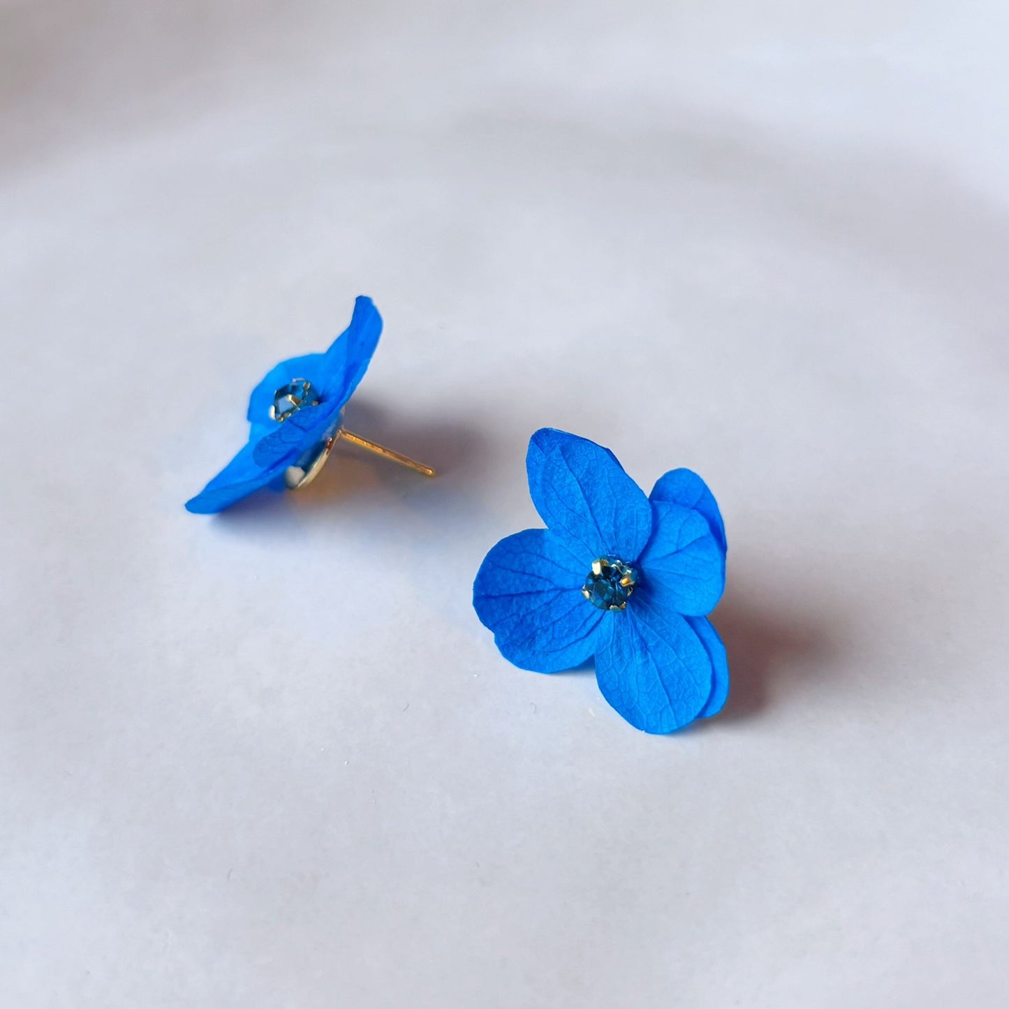 Bijoux mariage bohème chic bleu, puces d’oreilles fleurs stabilisées