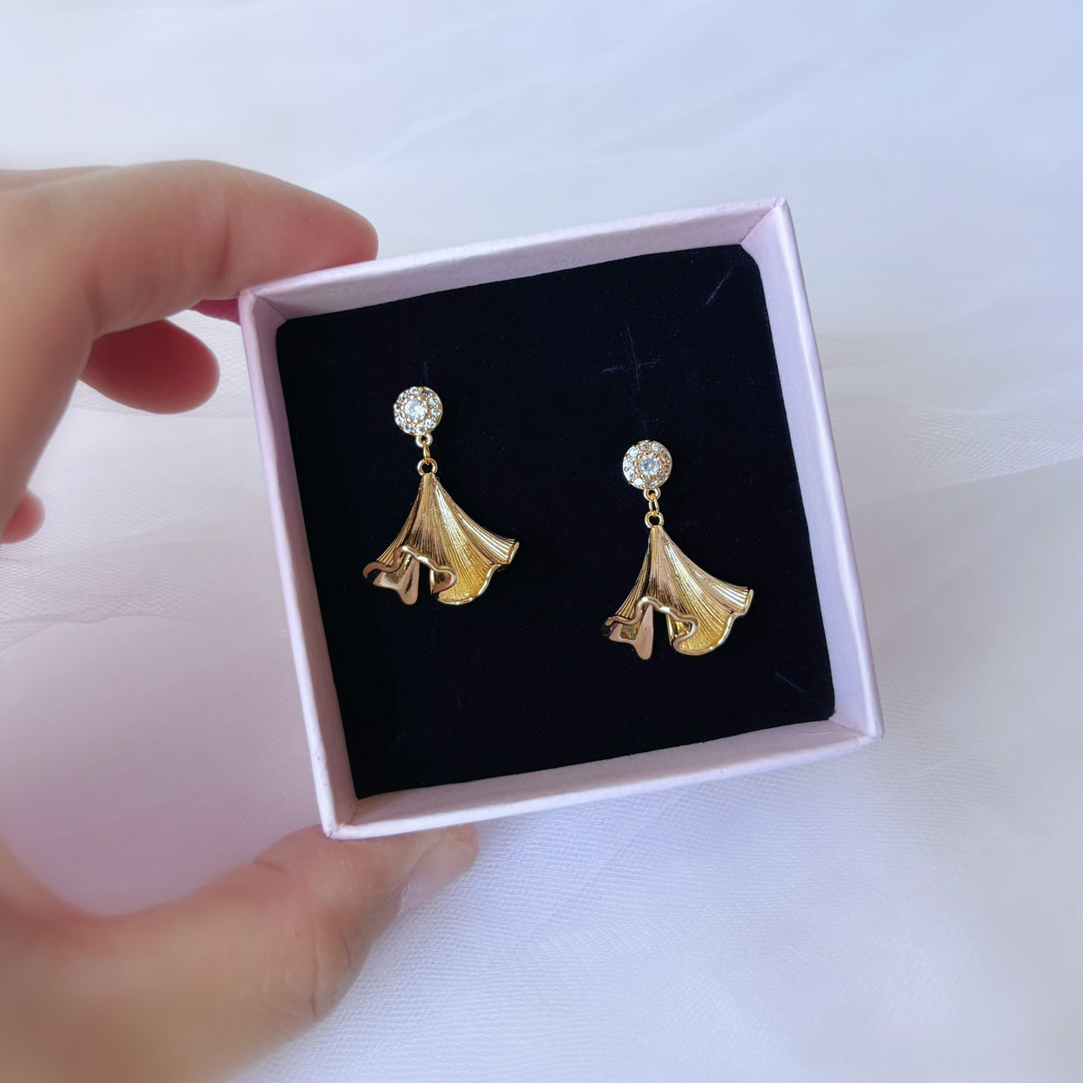 Boucles d’oreilles de cérémonie dorées avec feuilles de ginkgo délicates