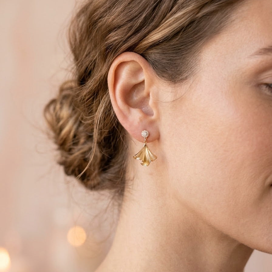 Boucles d’oreilles dorées avec pendentif feuille de ginkgo et petits zircons scintillants