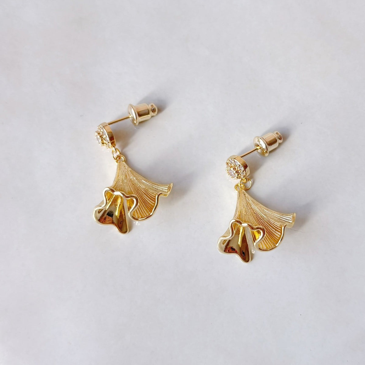 Bijou d’oreille délicat avec feuille de ginkgo et mini zircons pour mariage
