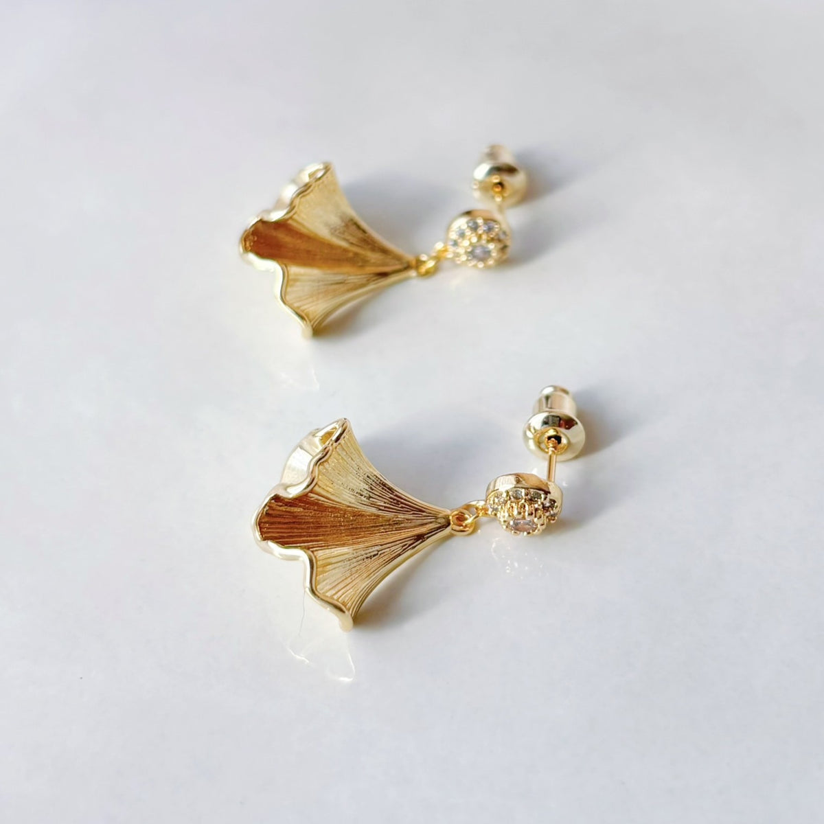Boucles d’oreilles raffinées avec clous scintillants et pendentifs feuilles de ginkgo