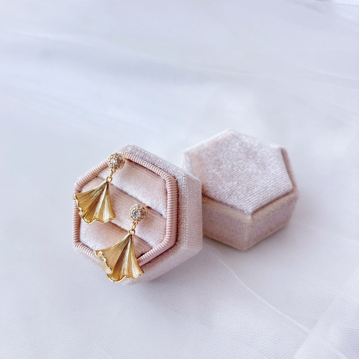 Boucles d’oreilles de mariée avec délicates feuilles de ginkgo suspendues