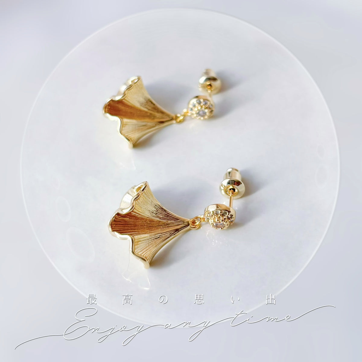 Boucles d’oreilles de mariage avec clous ornés de mini zircons et pendentifs feuilles de ginkgo