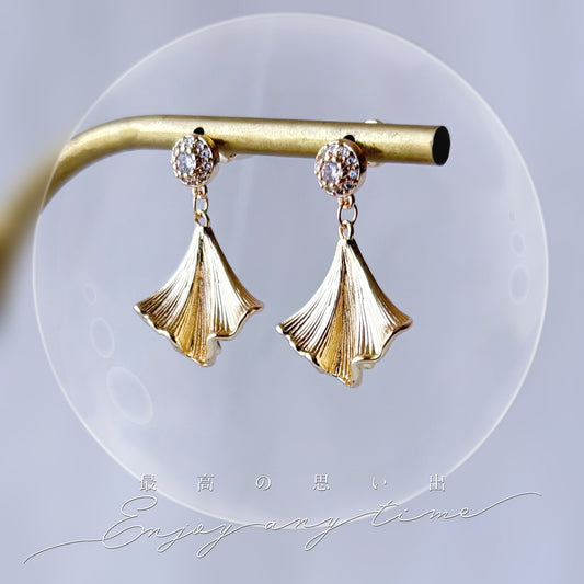 Boucles d’oreilles de mariage avec clous ornés de mini zircons et pendentifs feuilles de ginkgo