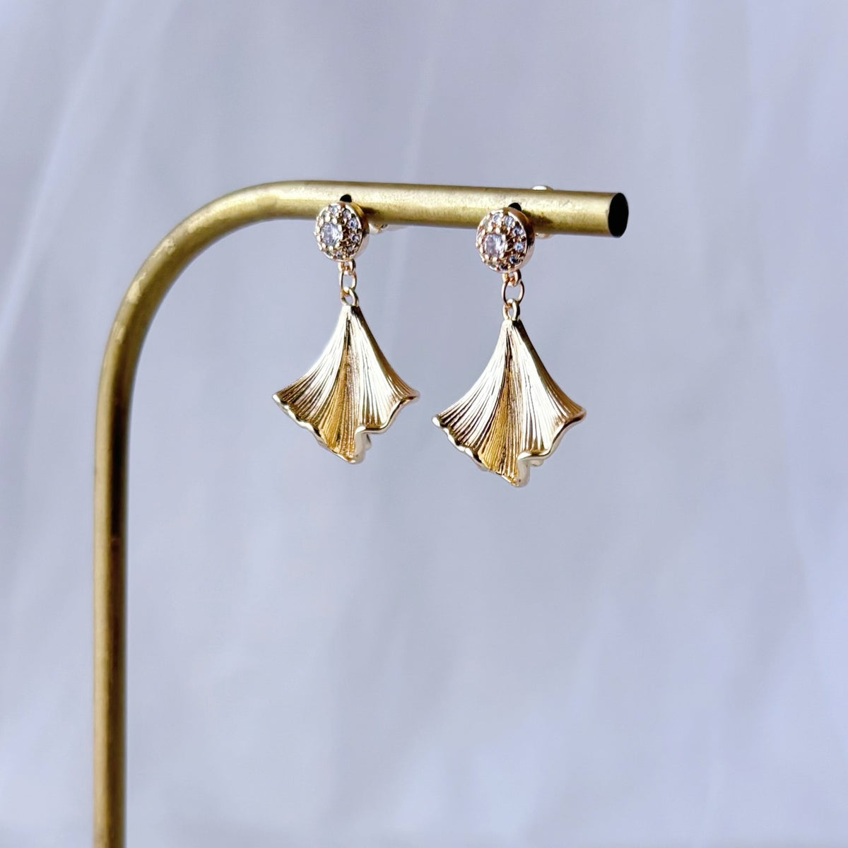 Paire de boucles d’oreilles de mariage avec feuilles de ginkgo et petits zircons