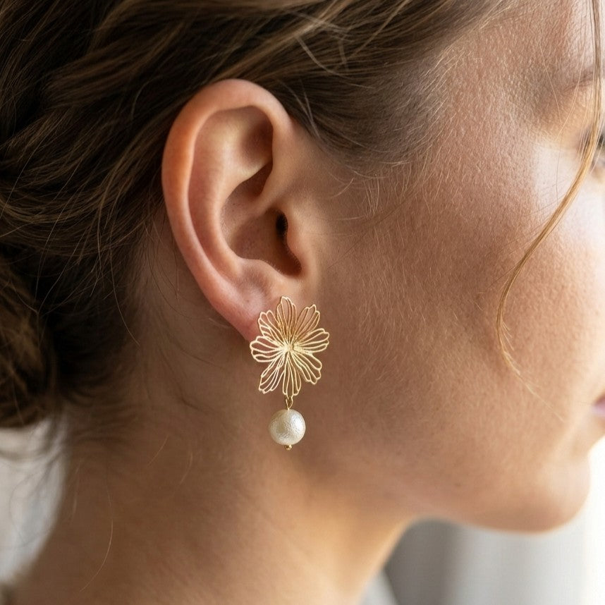 Ensemble collier et boucles d’oreilles mariage chic aux détails floraux dorés et perles lumineuses