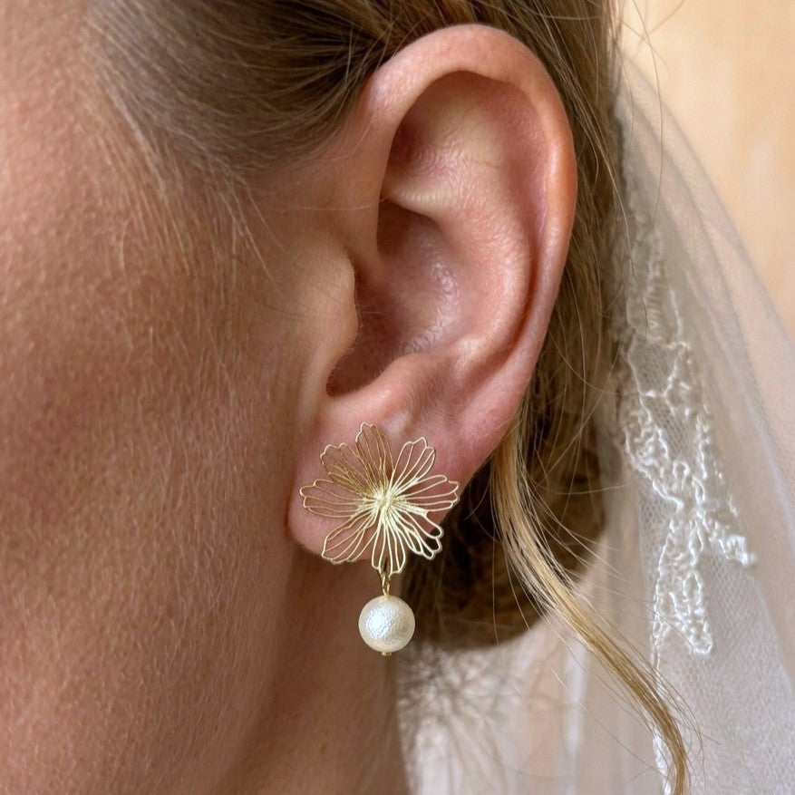 Parure mariage bohème chic composée d’un collier fin et de boucles d’oreilles fleur dorée