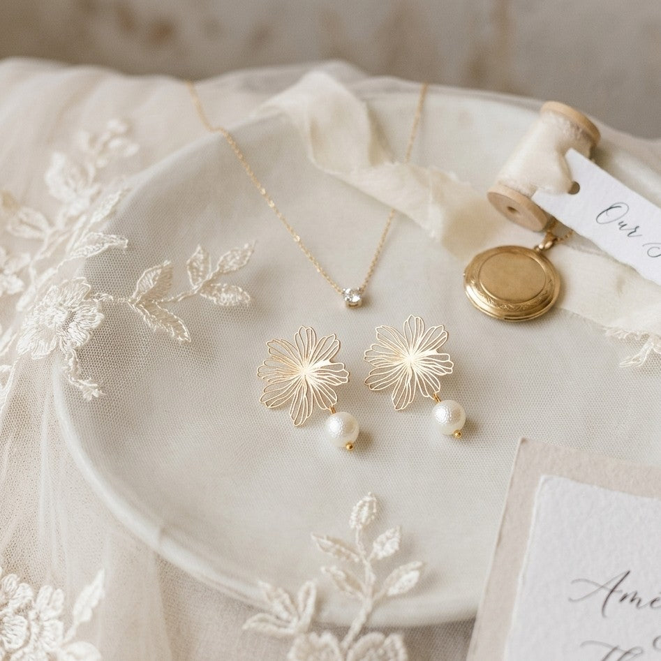 Parure de mariée romantique avec pendentif fleur dorée et boucles d’oreilles pendantes perle texturée