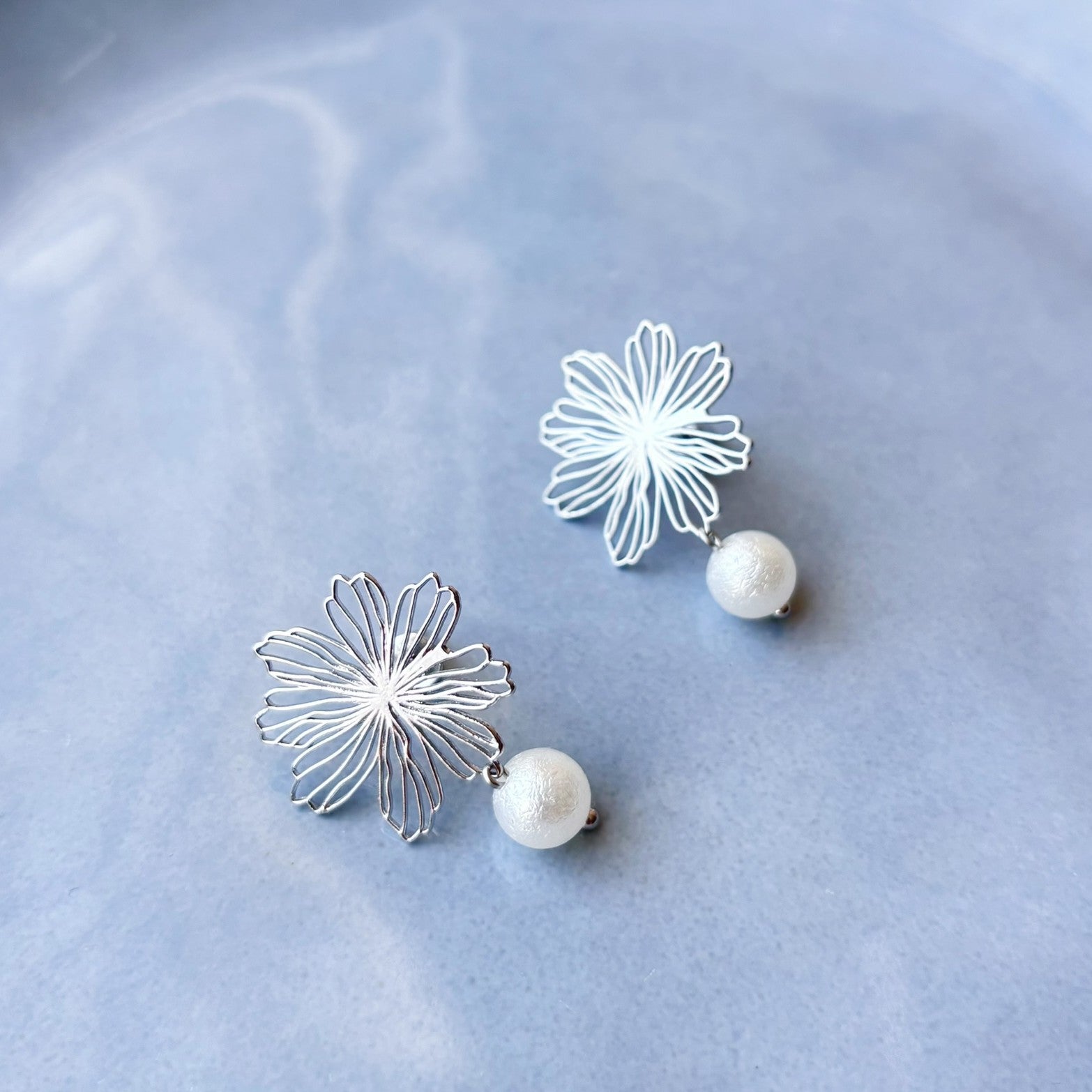 Bijoux mariage chic et festifs avec perle texturée et fleur ajouré