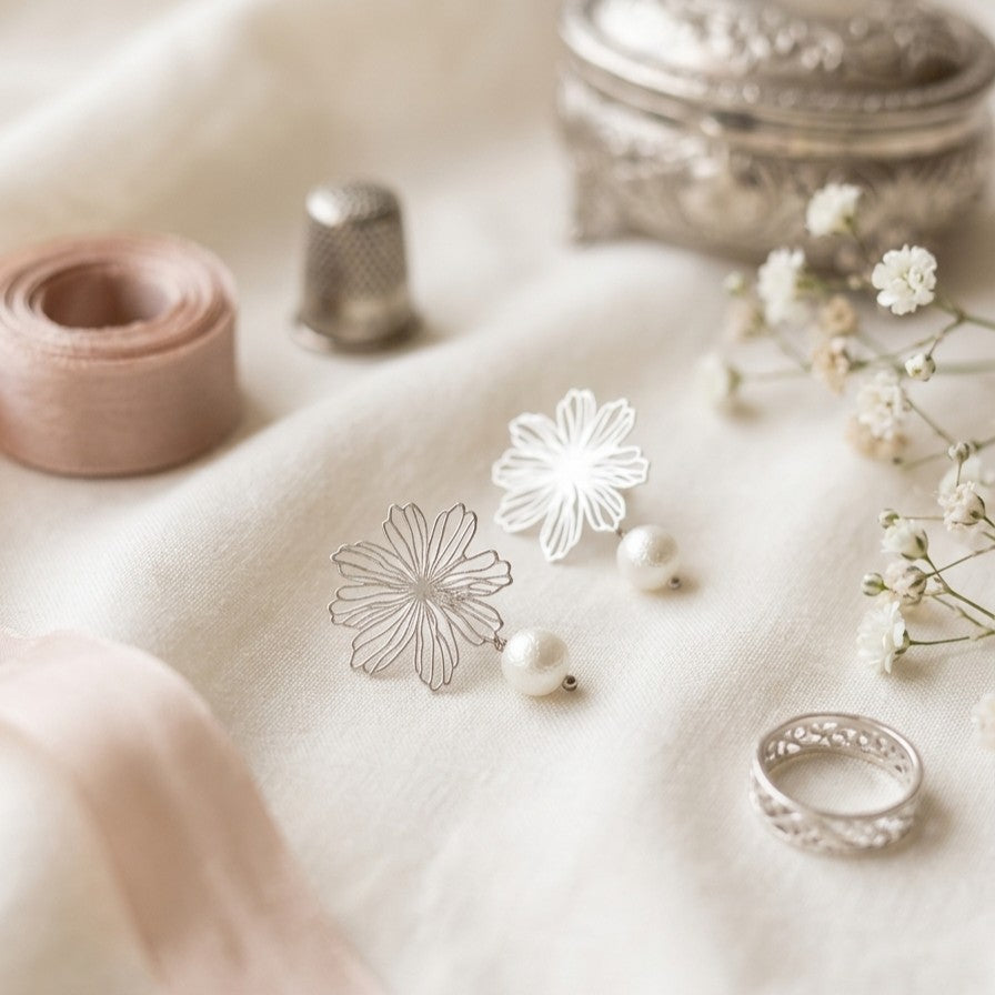 Bijou de mariée fait main avec fleur dorée aérienne et perle texturée de style intemporel