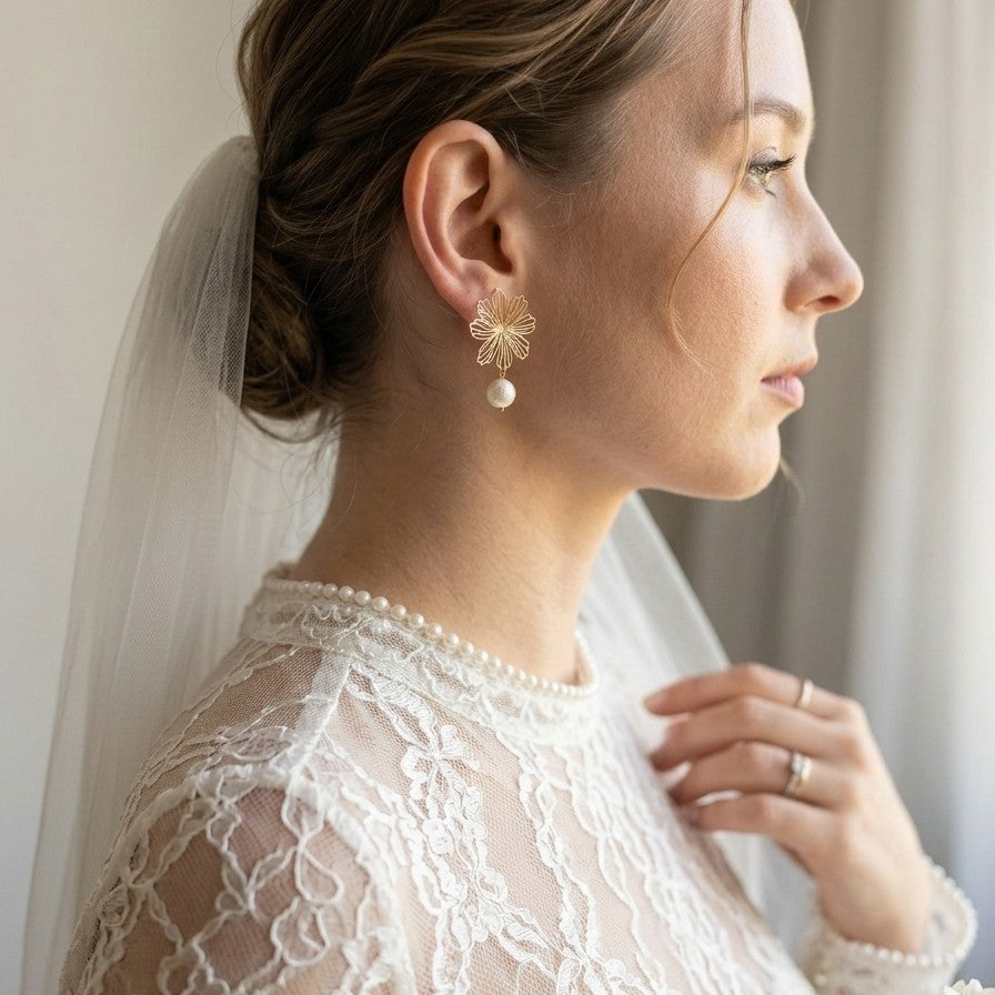 Bijoux mariage artisanaux fleur dorée et perle élégante réalisés à la main dans un atelier français
