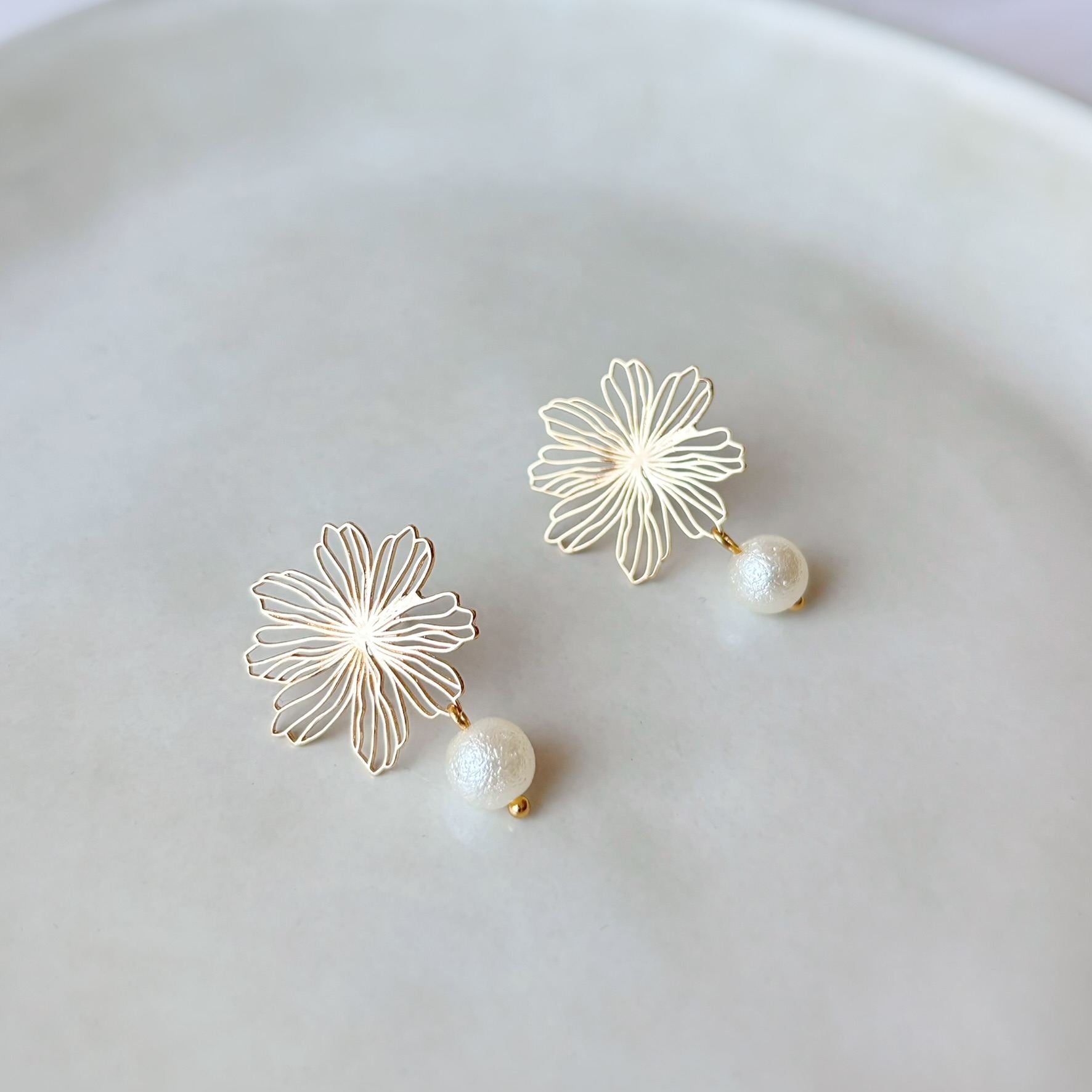 Bijoux de cérémonie femme avec fleur ajourée dorée et perle blanche au fini délicatement texturé
