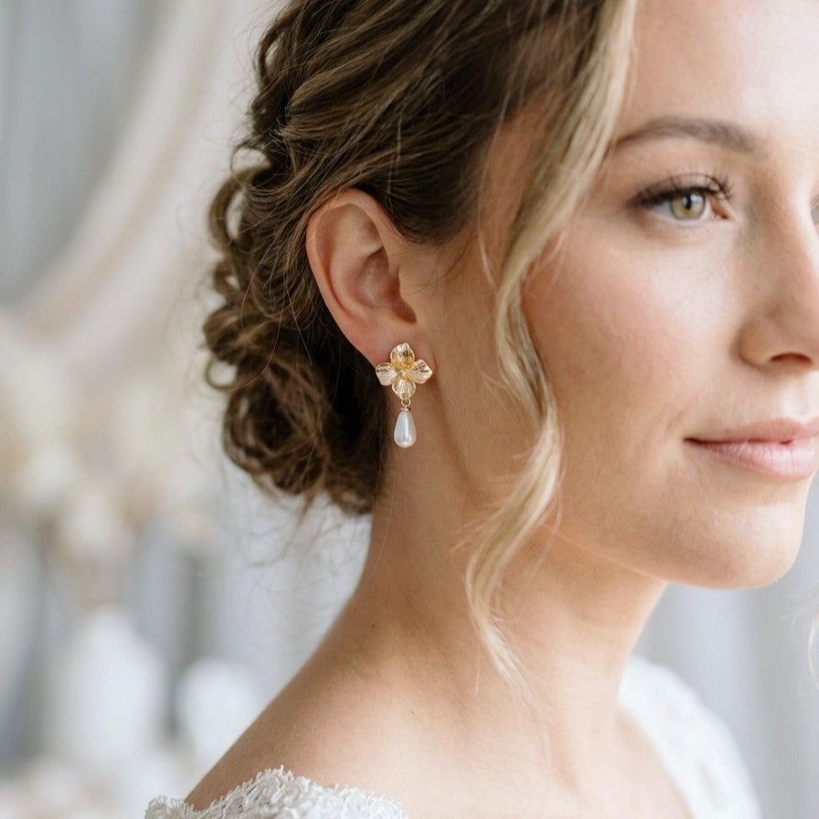 bijoux mariage chic perle et fleur dorée pour tenue de mariée