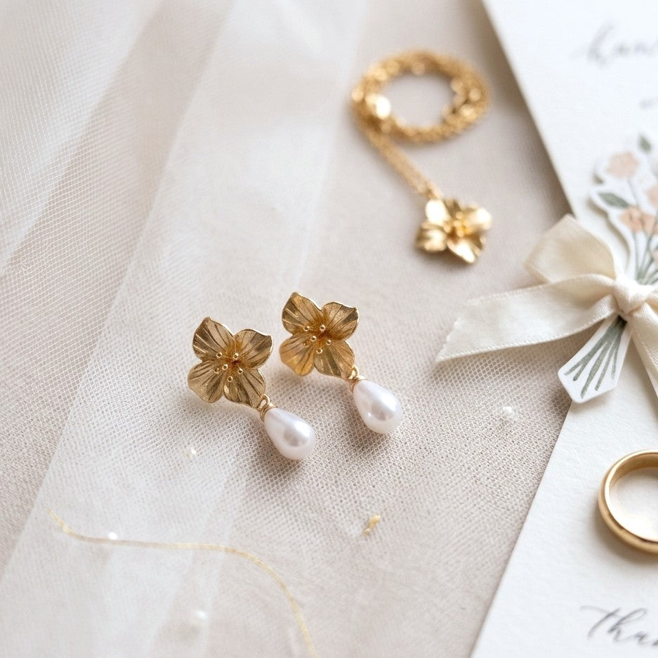 boucles d'oreilles mariage fleur délicate et perle goutte Hana&Alice