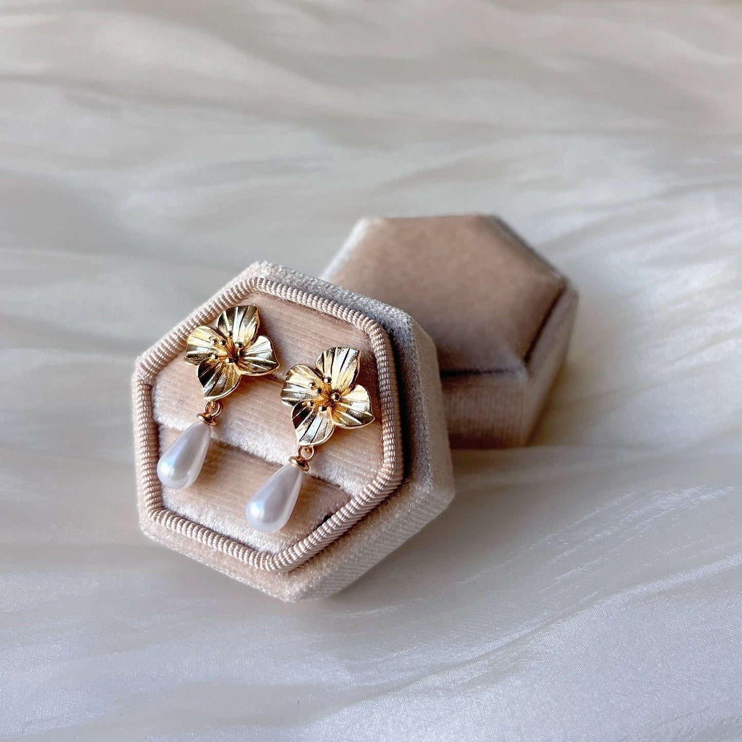 boucles d'oreilles mariage fleur dorée et perle élégante parure mariage