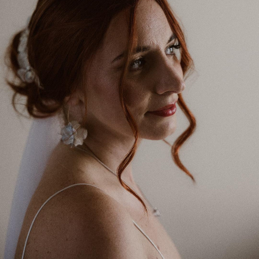 Parure bijoux mariage fleurs blanches et couleur argentée, boucles d’oreilles fait main
