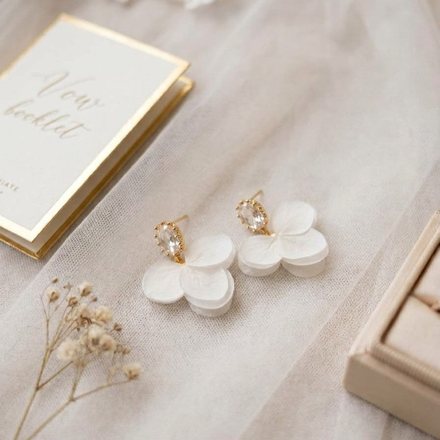 Boucles d’oreilles élégantes pour demoiselle d’honneur avec hortensias stabilisés et cristaux ovales