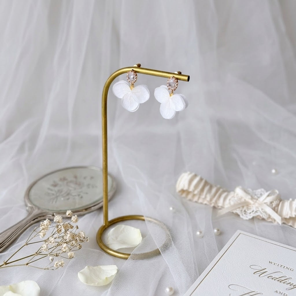 Bijoux de mariage délicats avec pétales d’hortensia stabilisés blancs et cristaux lumineux