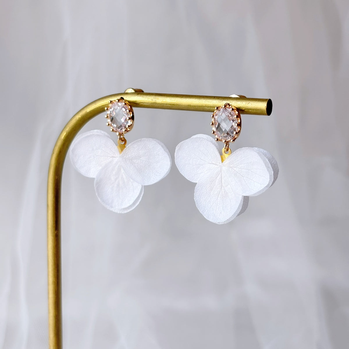 Boucles d’oreilles artisanales avec fleurs d’hortensia stabilisées blanches pour une occasion spéciale