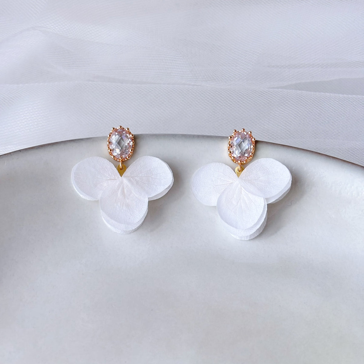 Accessoire floral délicat pour mariage avec hortensia blanc stabilisé et cristal scintillant