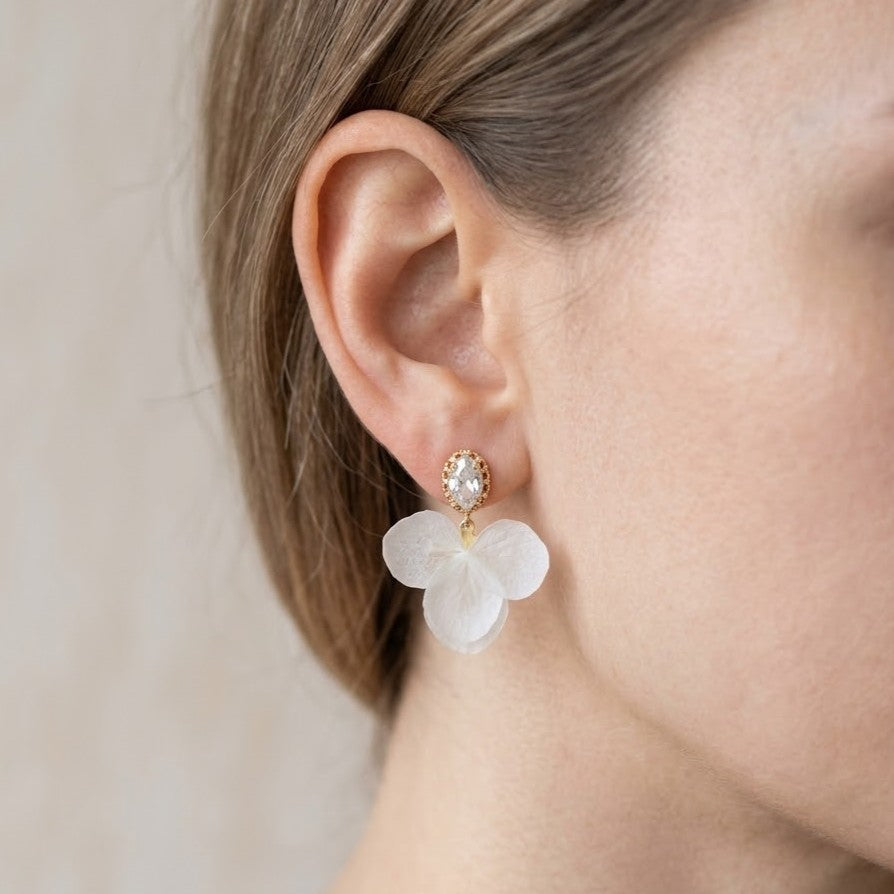 Boucles d’oreilles de mariée Hana&Alice ornées de véritables fleurs d’hortensia stabilisées