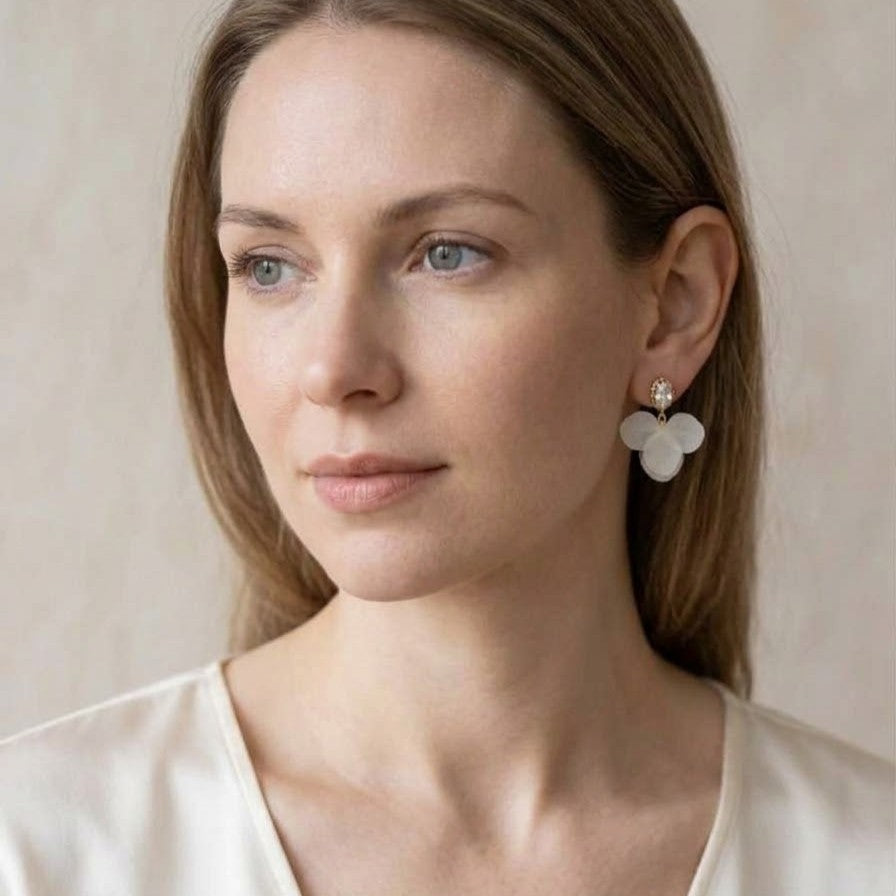 Boucles d’oreilles blanches raffinées avec fleurs naturelles stabilisées et ornements en cristal