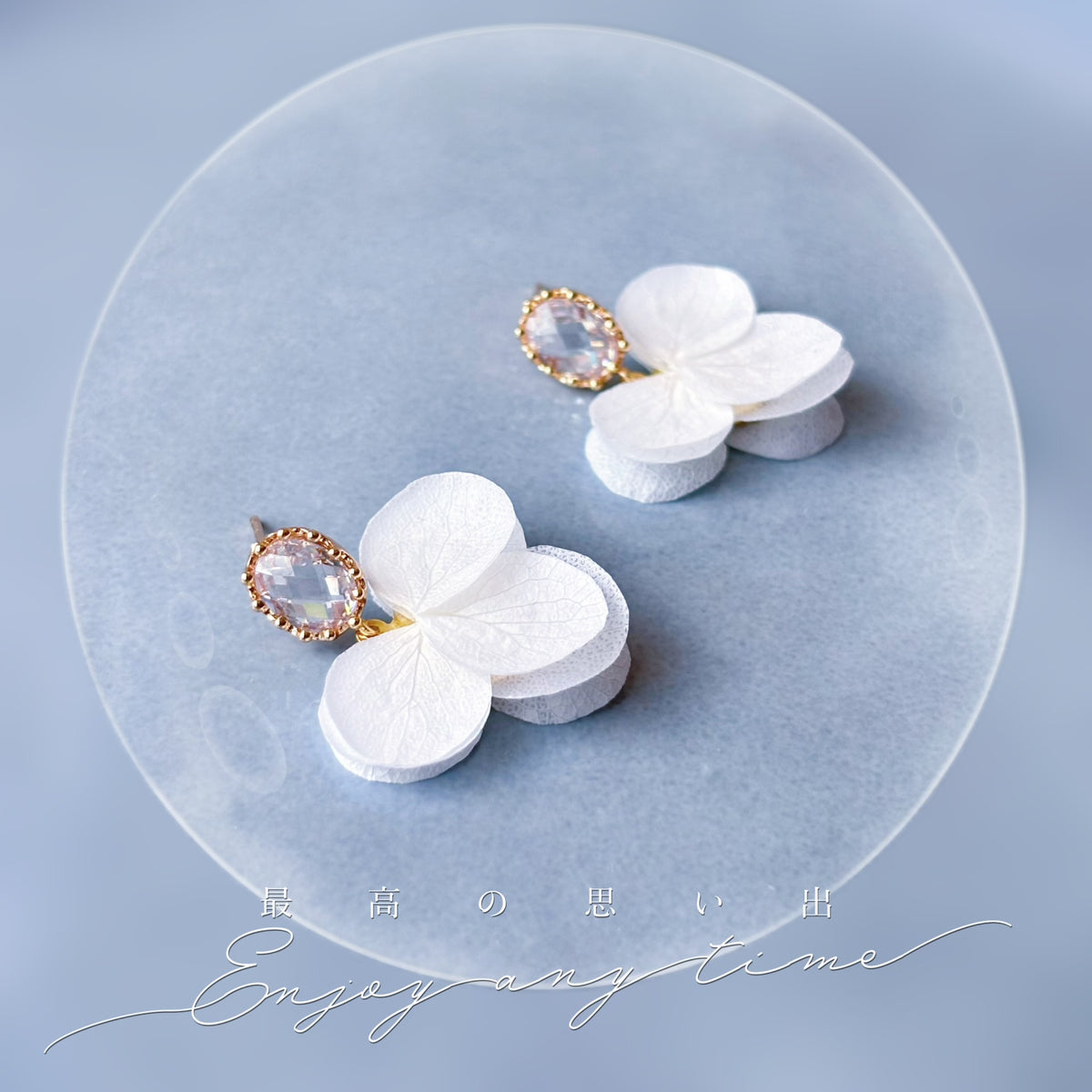 Bijou floral fait main en France avec hortensias stabilisés blancs pour une tenue de mariage