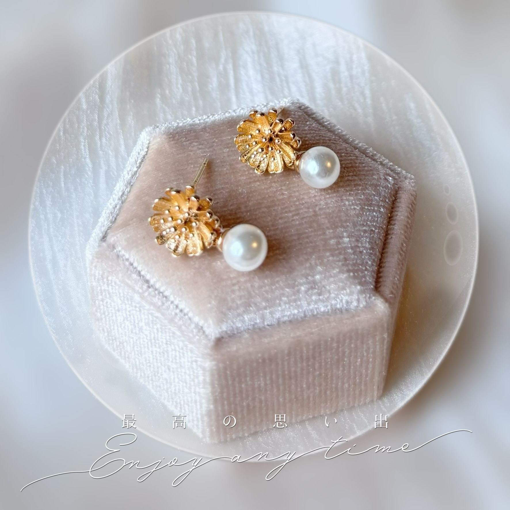 Boucles d’oreilles marguerite et perle faites main, élégantes et intemporelles. Parfaites pour un mariage ou un cadeau raffiné pour elle.