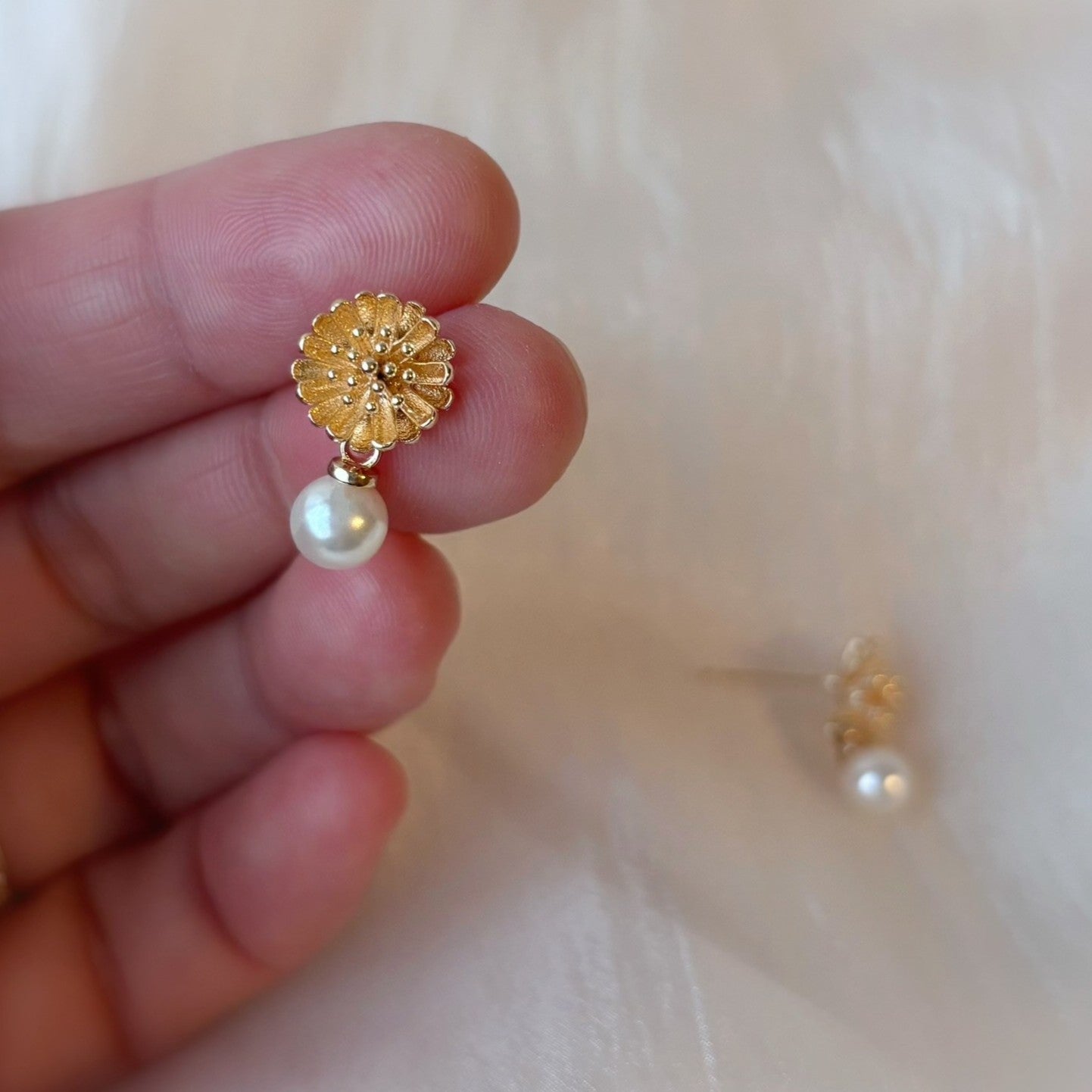 Boucles d’oreilles marguerite fait main, parure de bijoux mariage perle élégante.