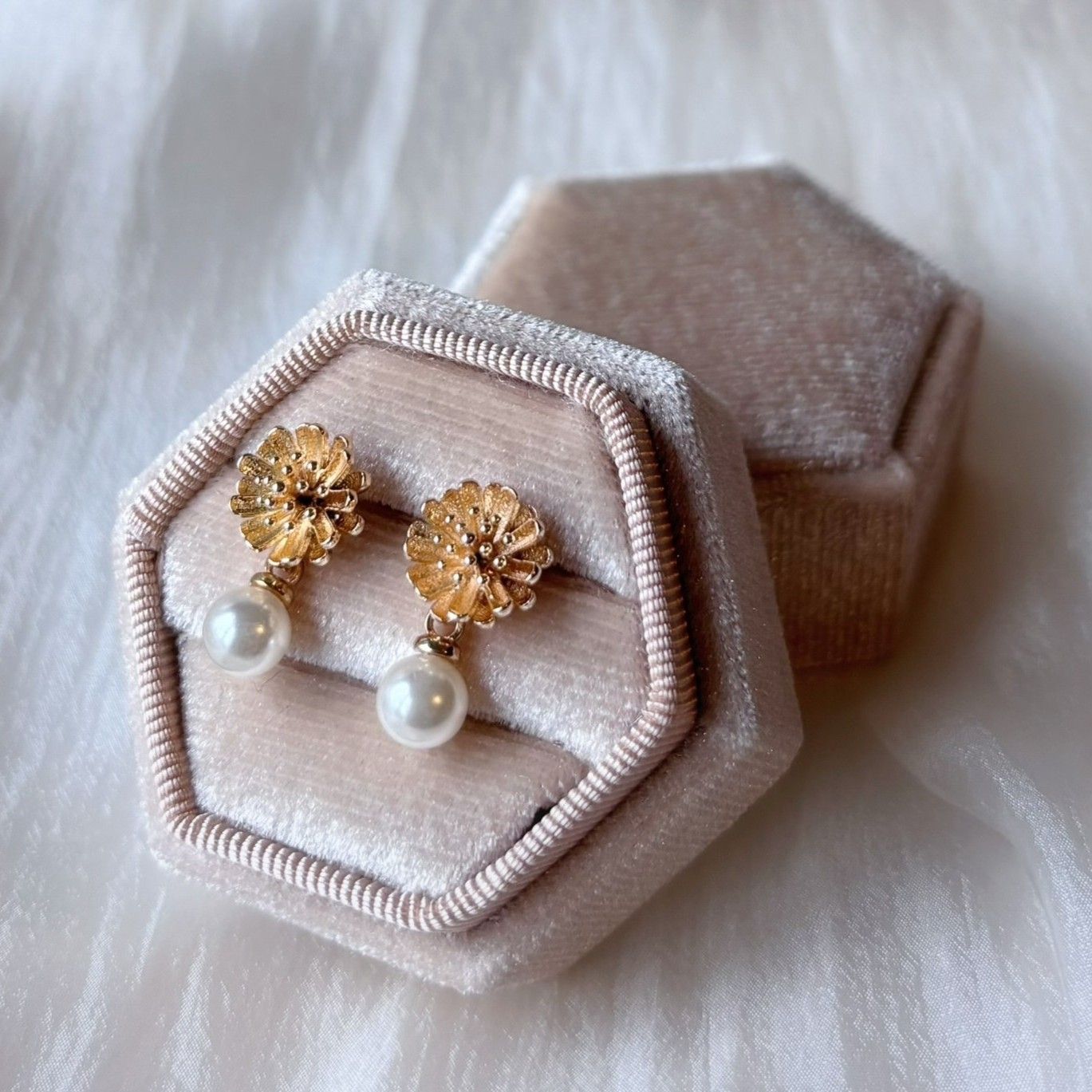 Boucles d’oreilles fleur et perle pour mariage, design discret et raffiné.