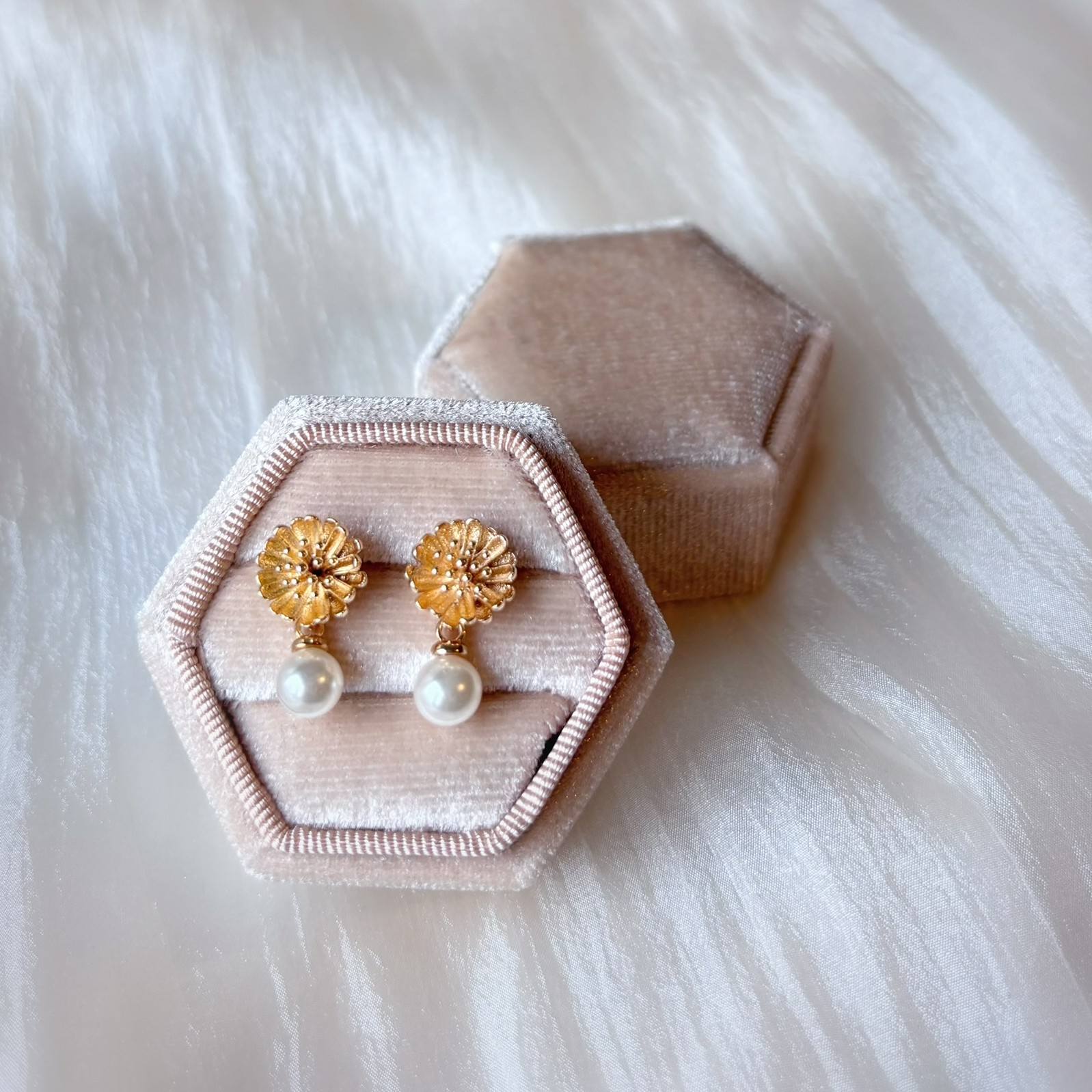 Boucles d’oreilles mariage fleur dorée et perle, style minimaliste et chic.