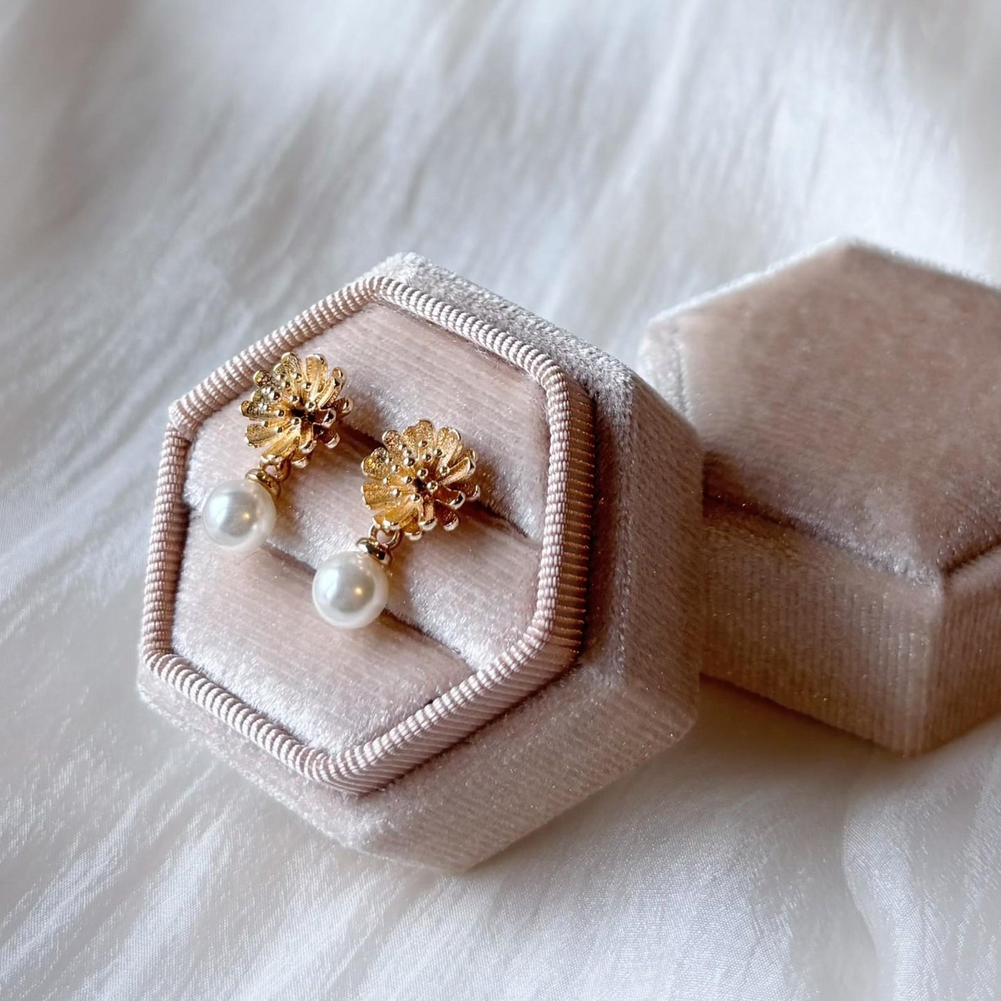 Boucles d’oreilles marguerite chic et perle, bijoux mariage perle et cadeau pour elle.