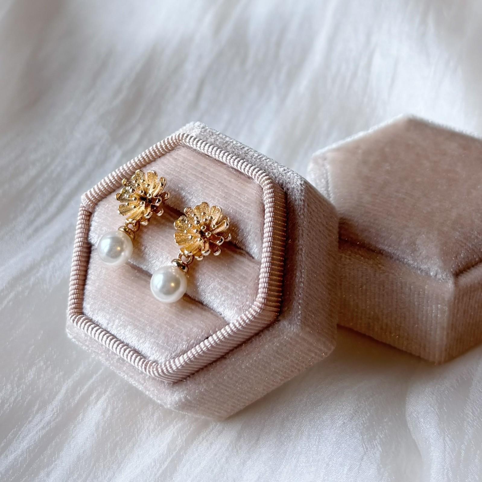 Boucles d’oreilles marguerite chic et perle, bijoux mariage perle et cadeau pour elle.