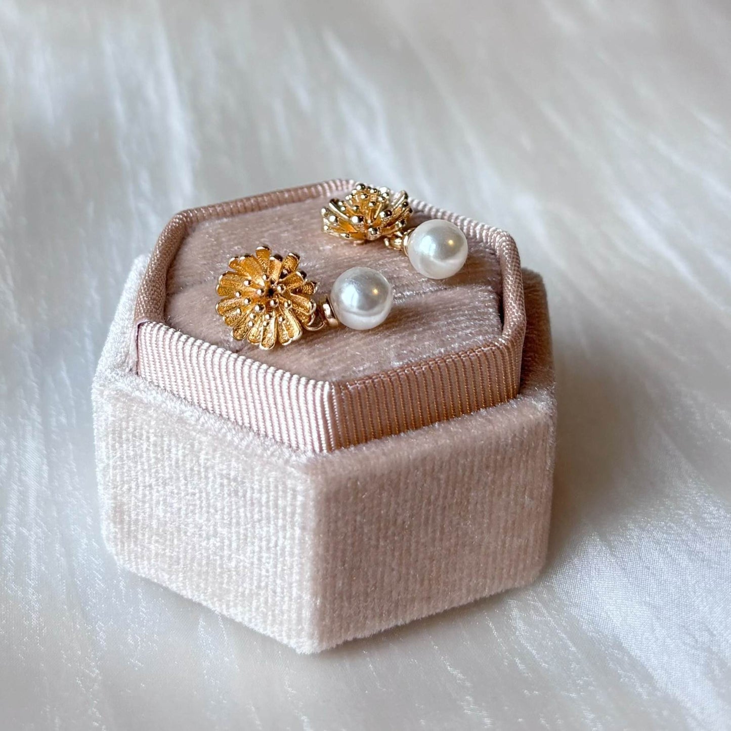 Boucles d’oreilles marguerite élégantes avec perle, parfaites pour une parure de mariage.