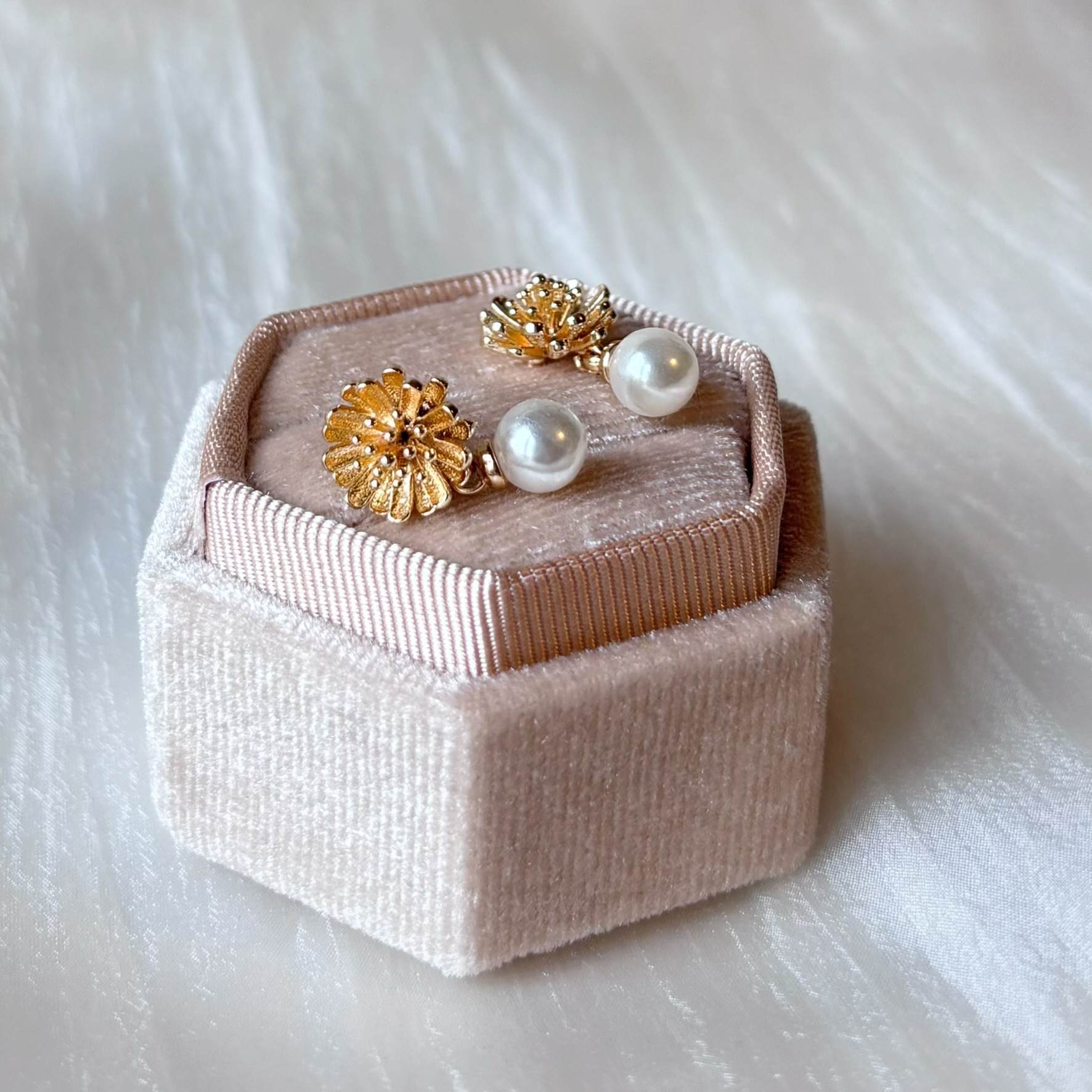 Boucles d’oreilles marguerite élégantes avec perle, parfaites pour une parure de mariage.