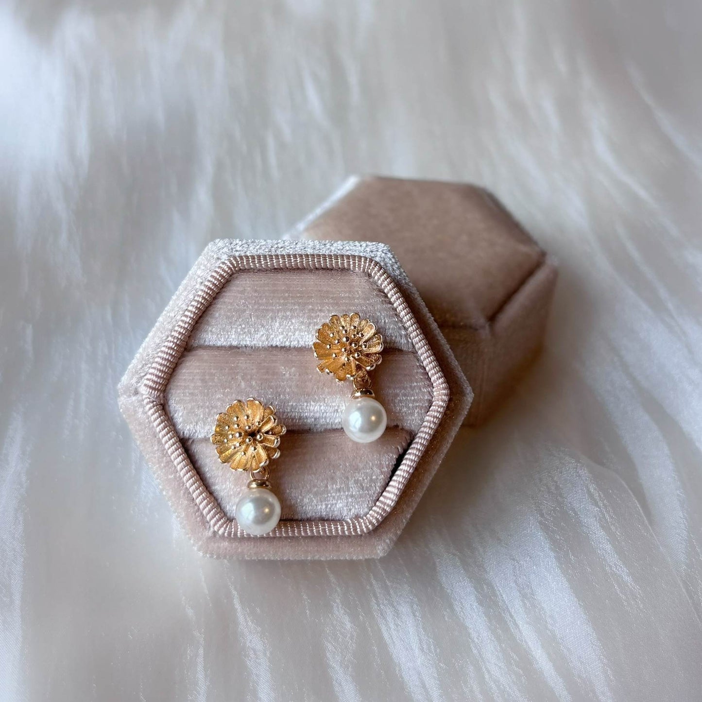 Boucles d’oreilles mariage fleur et perle blanche, bijou délicat et minimaliste.