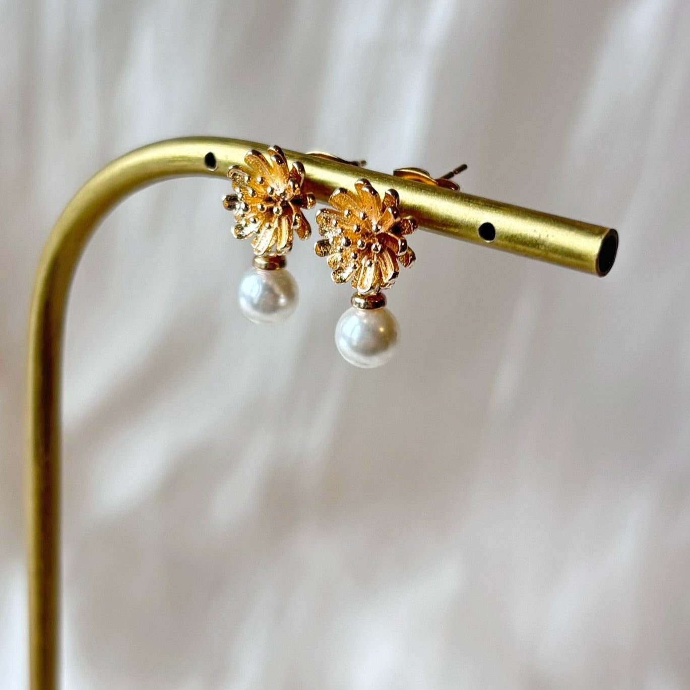 Boucles d’oreilles perle et marguerite pour mariée, cadeau Noël pour elle.