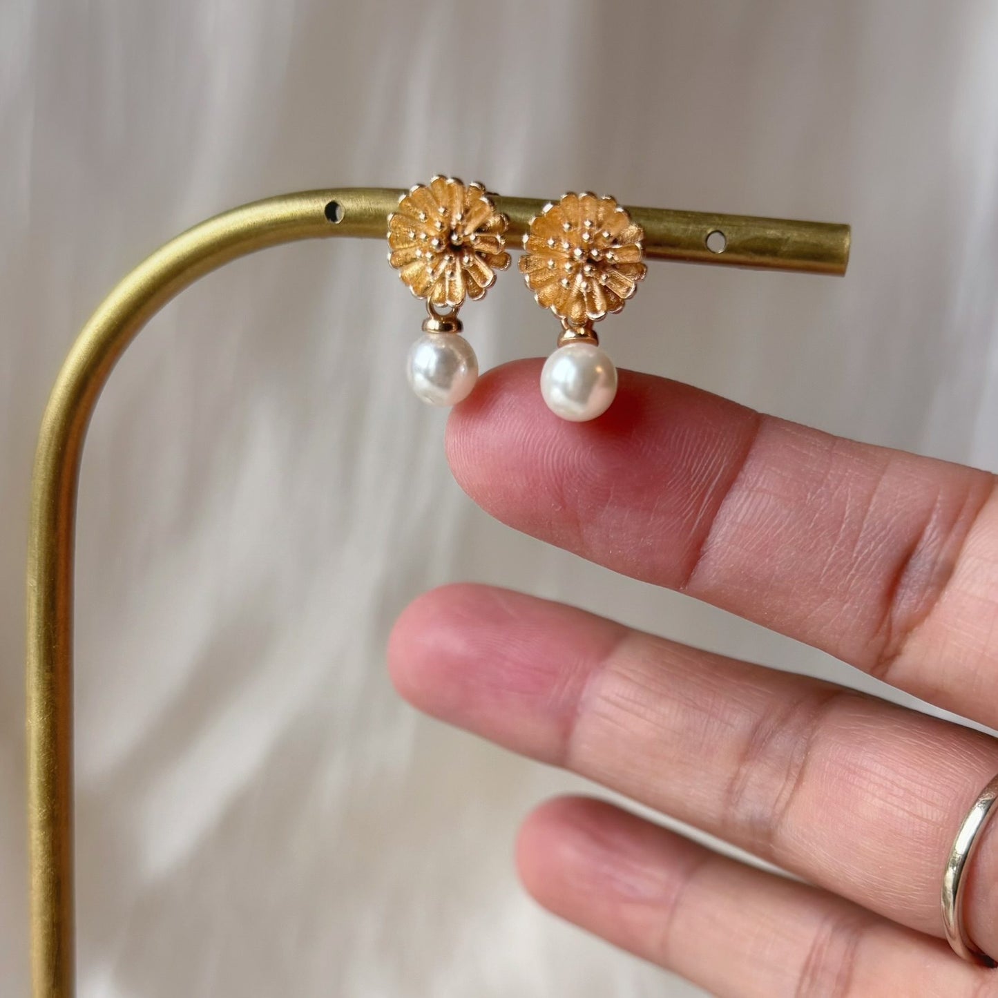 Bijoux mariage fleur marguerite faits main, boucles d’oreilles perle discrètes.