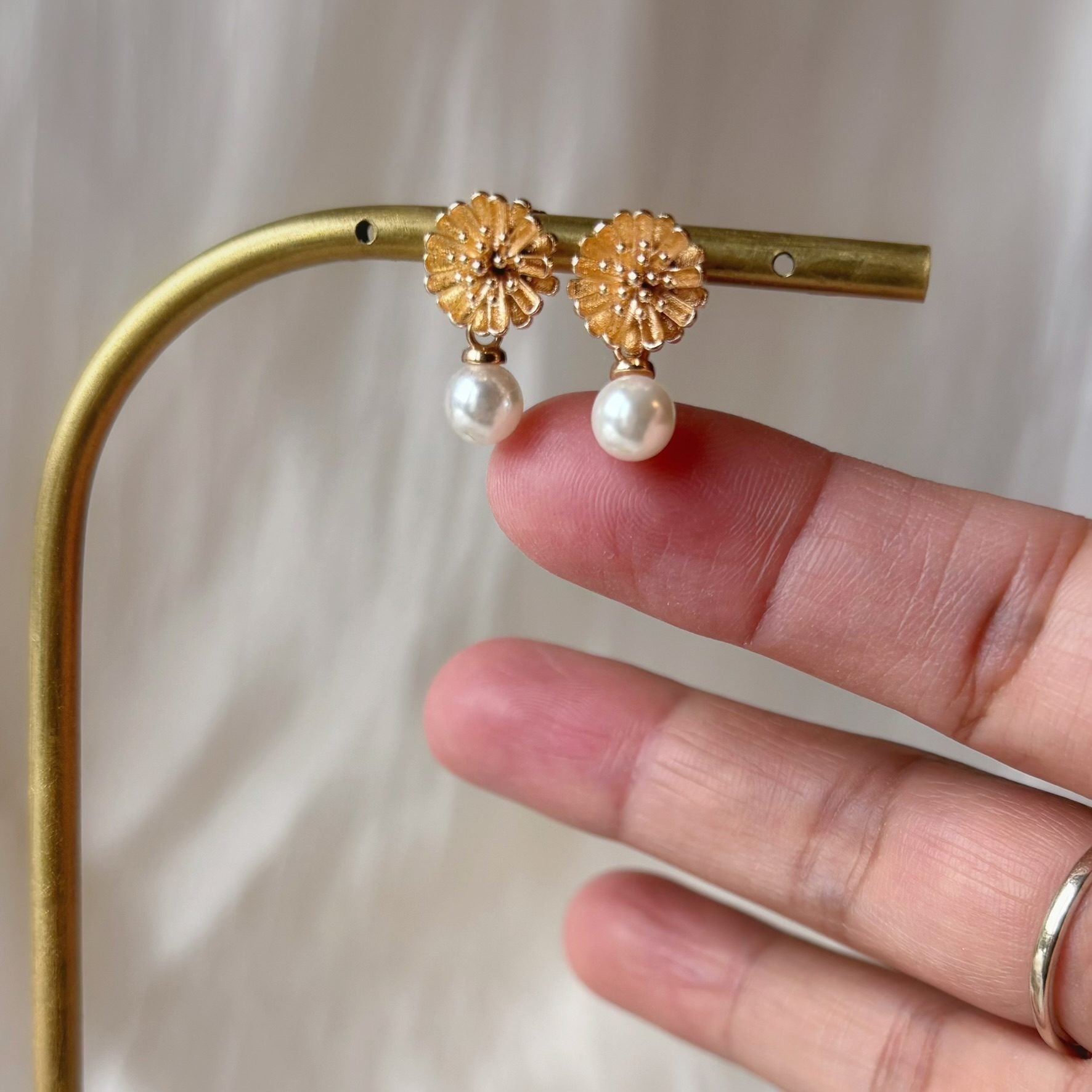 Bijoux mariage fleur marguerite faits main, boucles d’oreilles perle discrètes.