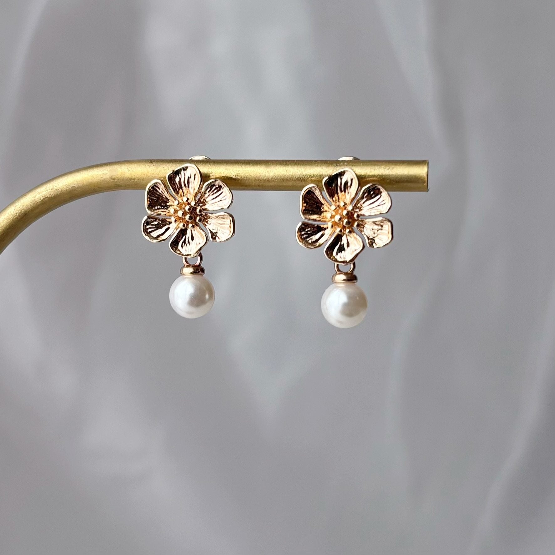 boucles d'oreilles mariée fleur dorée style moderne et chic