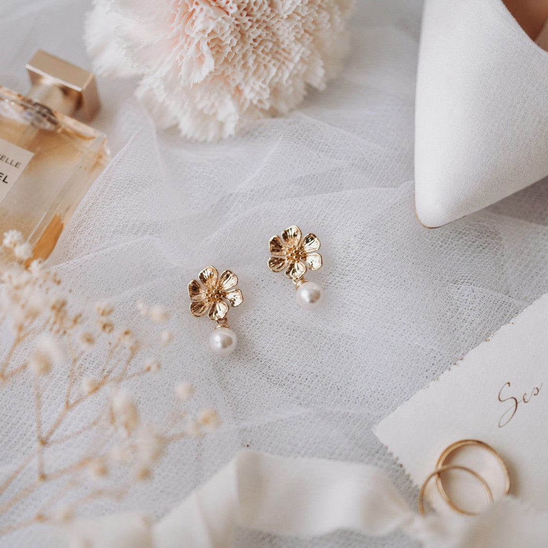 bijoux invitée mariage chic boucles d'oreilles perle dorée