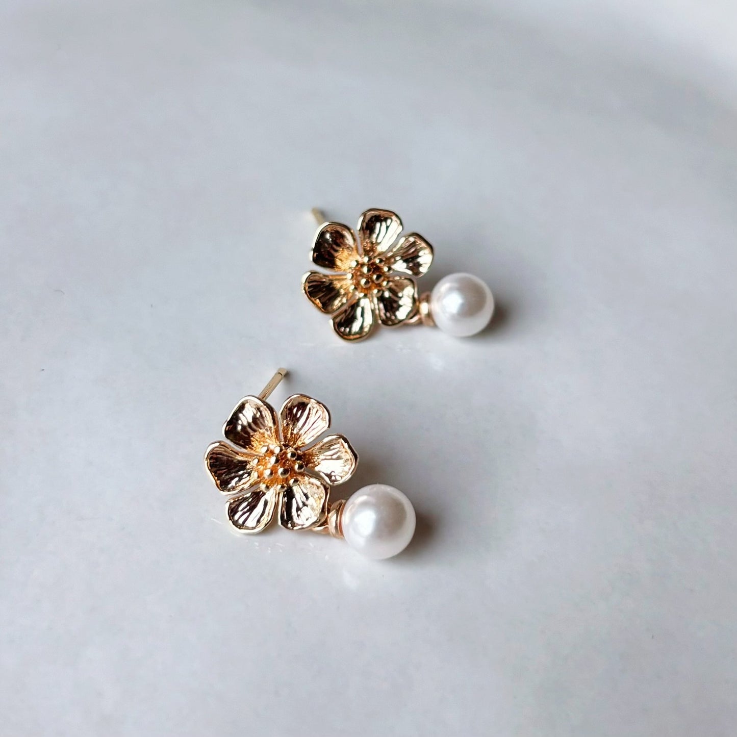 boucles d'oreilles mariée minimalistes fleur dorée et perle